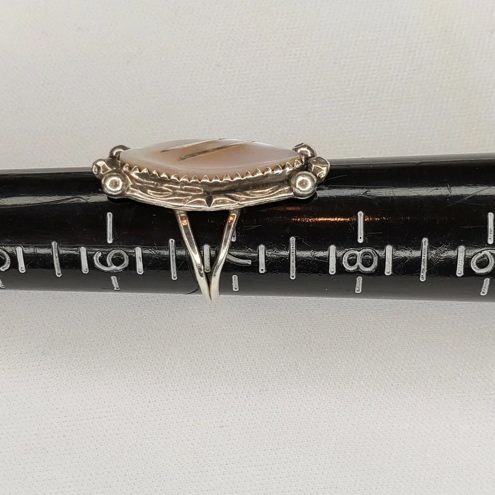Vintage Ring Southwestern Sterling Silver Mother of Pearl Etched Size 6.75 4.6g‎